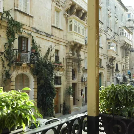 Traditional Maltese Private Maisonette With Front Balcony - Apartamento