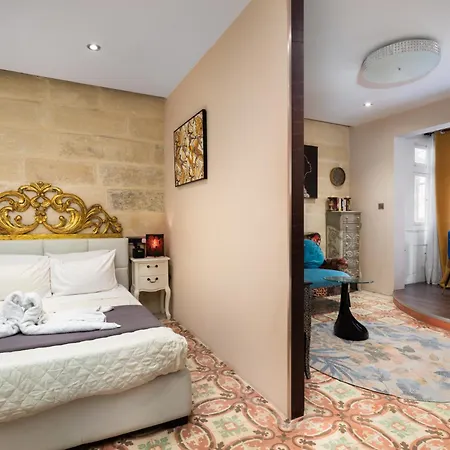 Traditional Maltese Private Maisonette With Front Balcony - * La Valletta