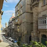 Traditional Maltese Private Maisonette With Front Balcony - * فاليتا