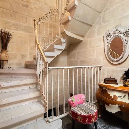 Traditional Maltese Private Maisonette With Front Balcony - Apartament Valletta