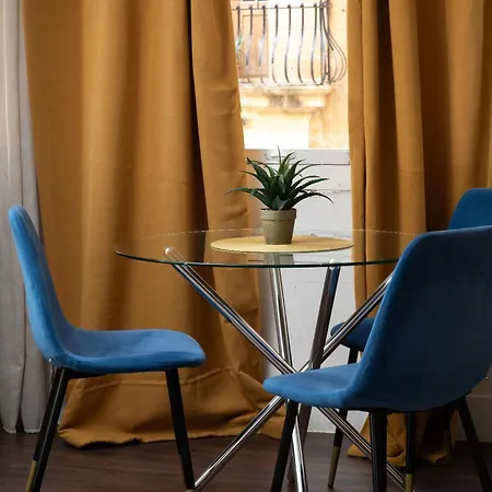 Traditional Maltese Private Maisonette With Front Balcony - Valletta
