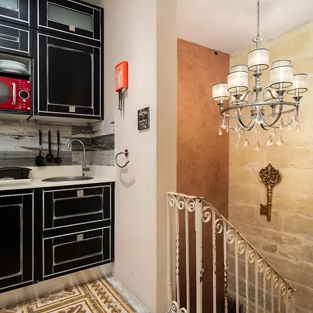 Traditional Maltese Private Maisonette With Front Balcony - アパート
