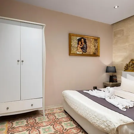 Traditional Maltese Private Maisonette With Front Balcony - * Valletta