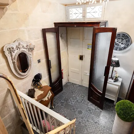 Traditional Maltese Private Maisonette With Front Balcony - アパート