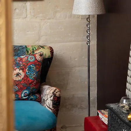 Apartament Traditional Maltese Private Maisonette With Front Balcony - *