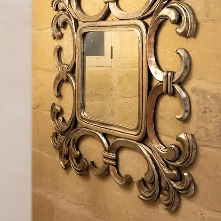 Traditional Maltese Private Maisonette With Front Balcony - アパート