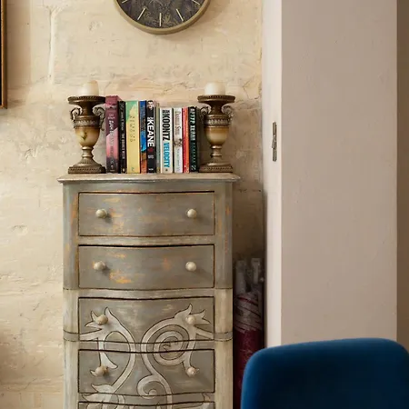 Traditional Maltese Private Maisonette With Front Balcony - Valletta