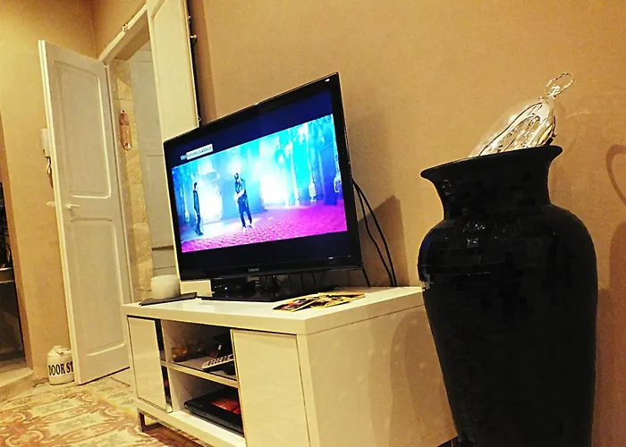 Traditional Maltese Private Maisonette With Front Balcony - La Valette